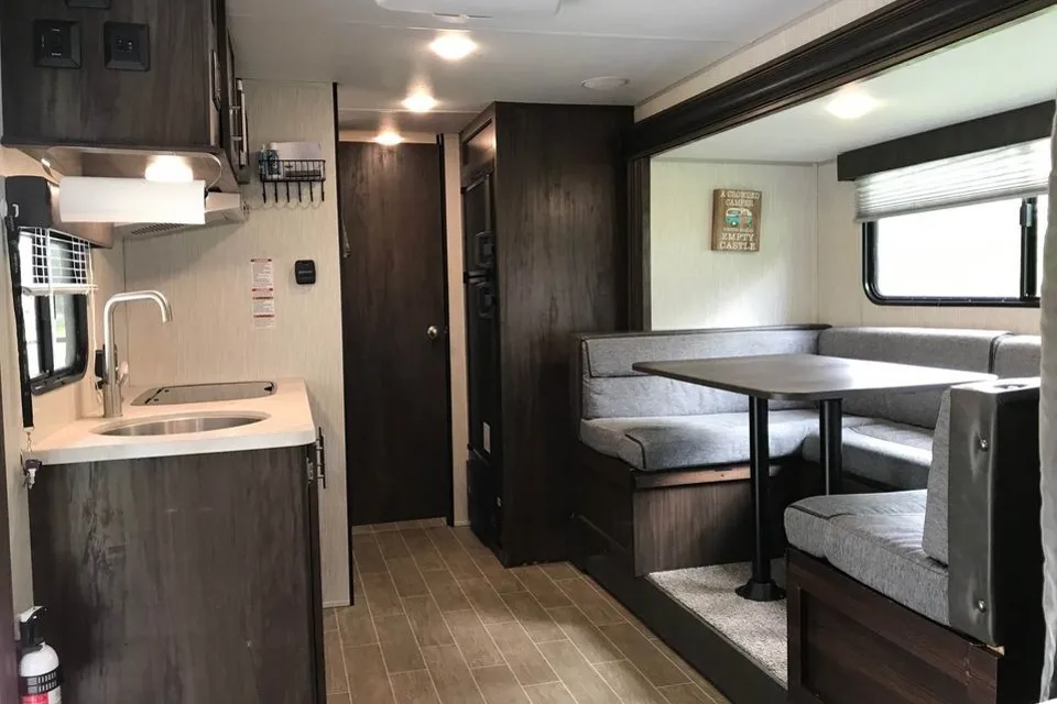 Hideaway Rv rentals Fur baby friendly Wolf pup 17JG