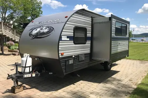 Hideaway Rv rentals Fur baby friendly Wolf pup 17JG