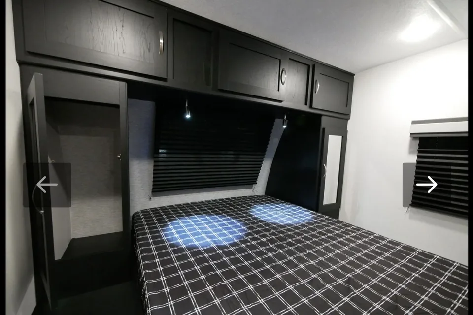 2022 Coachmen Freedom Express 257BHS travel trailer With E-bikes!