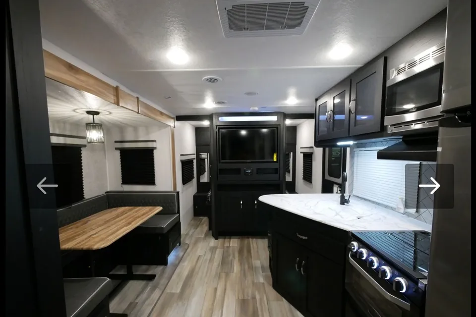 2022 Coachmen Freedom Express 257BHS travel trailer With E-bikes!