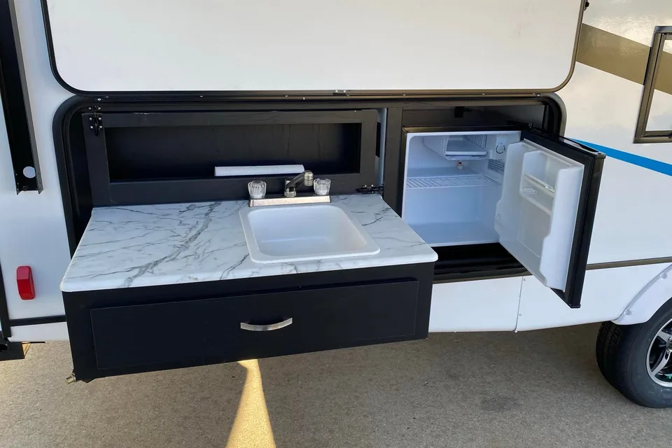 2022 Coachmen Freedom Express 257BHS travel trailer With E-bikes!
