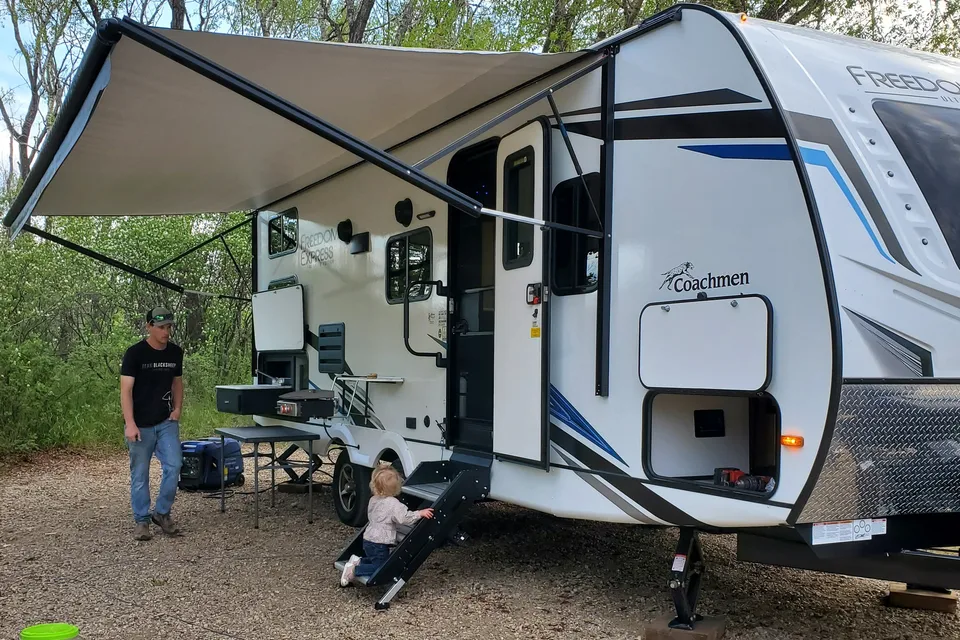 2022 Coachmen Freedom Express 257BHS travel trailer With E-bikes!