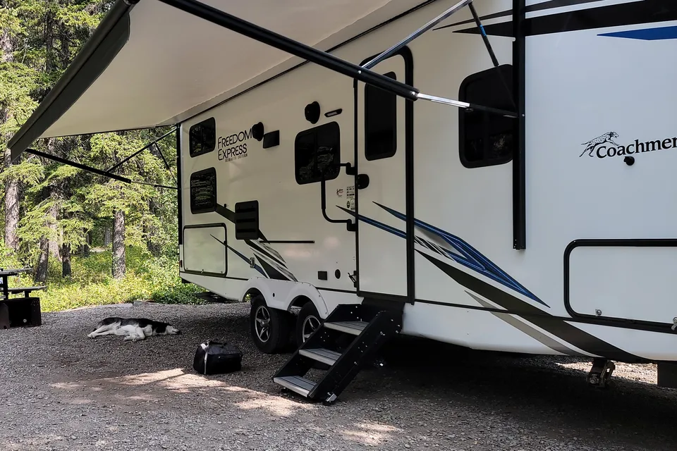 2022 Coachmen Freedom Express 257BHS travel trailer With E-bikes!