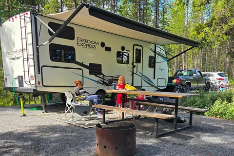 2022 Coachmen Freedom Express 257BHS travel trailer With E-bikes!