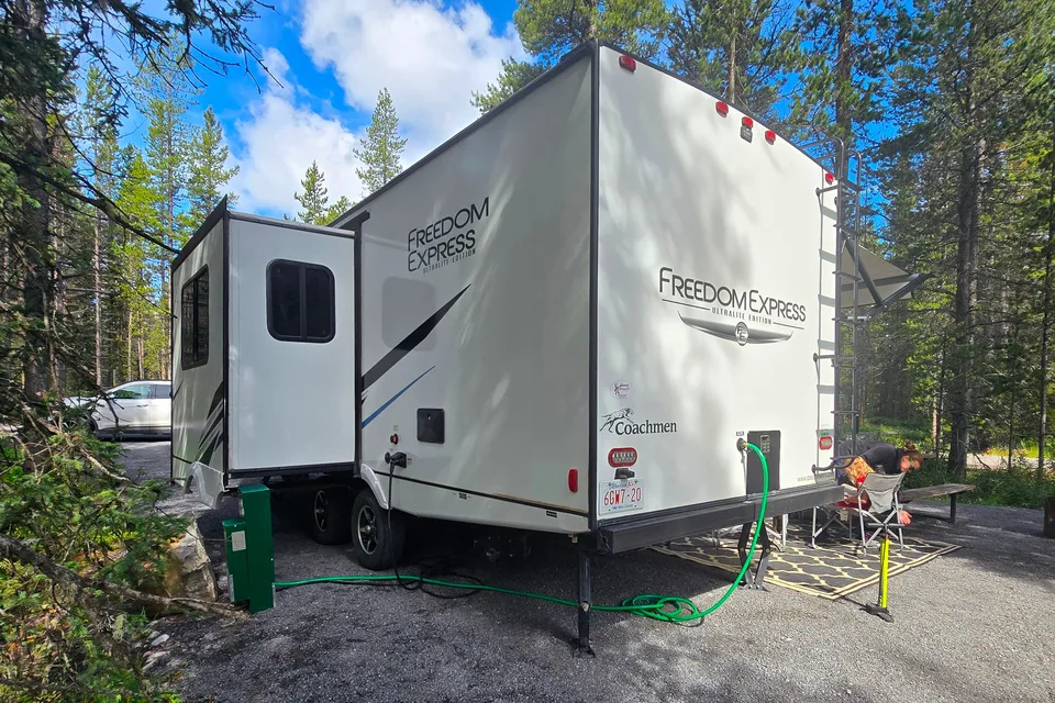 2022 Coachmen Freedom Express 257BHS travel trailer With E-bikes!