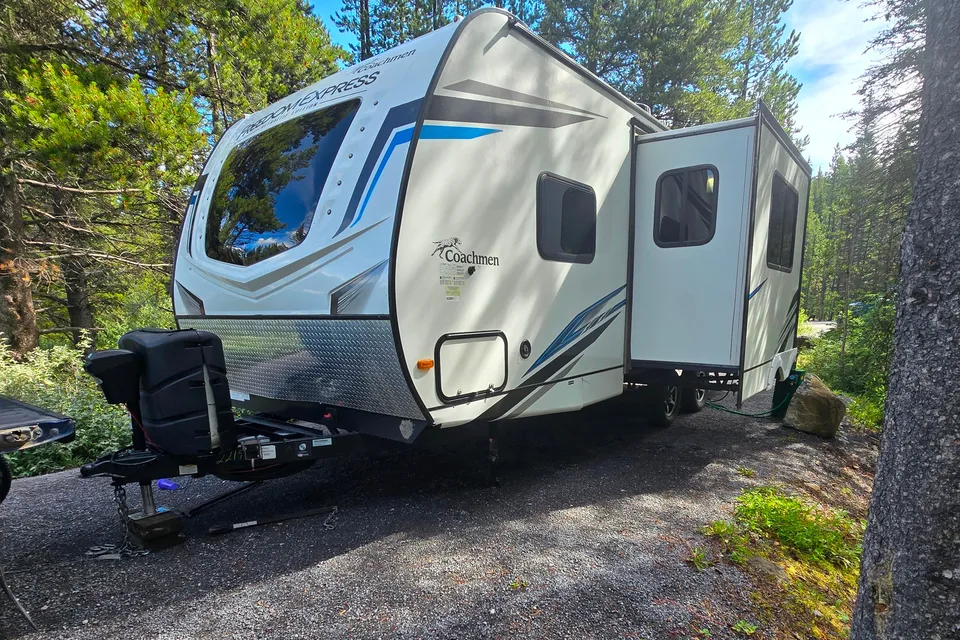 2022 Coachmen Freedom Express 257BHS travel trailer With E-bikes!
