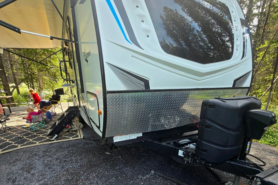 2022 Coachmen Freedom Express 257BHS travel trailer With E-bikes!