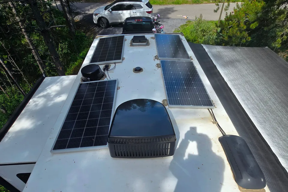 2022 Coachmen Freedom Express 257BHS travel trailer With E-bikes!