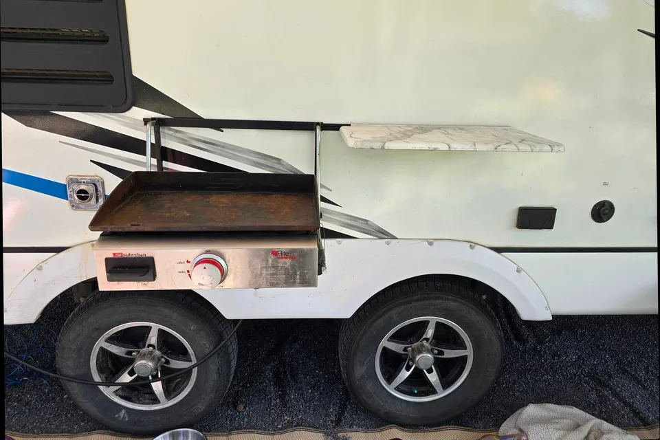 2022 Coachmen Freedom Express 257BHS travel trailer With E-bikes!