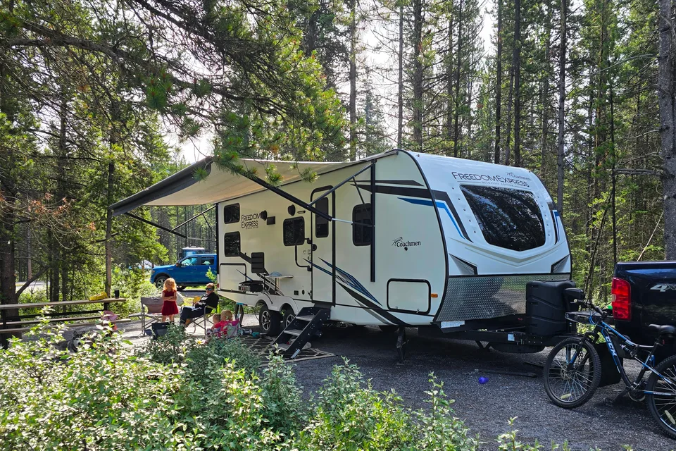 2022 Coachmen Freedom Express 257BHS travel trailer With E-bikes!