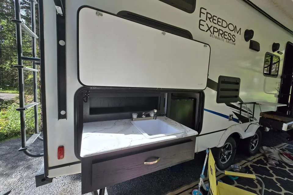 2022 Coachmen Freedom Express 257BHS travel trailer With E-bikes!