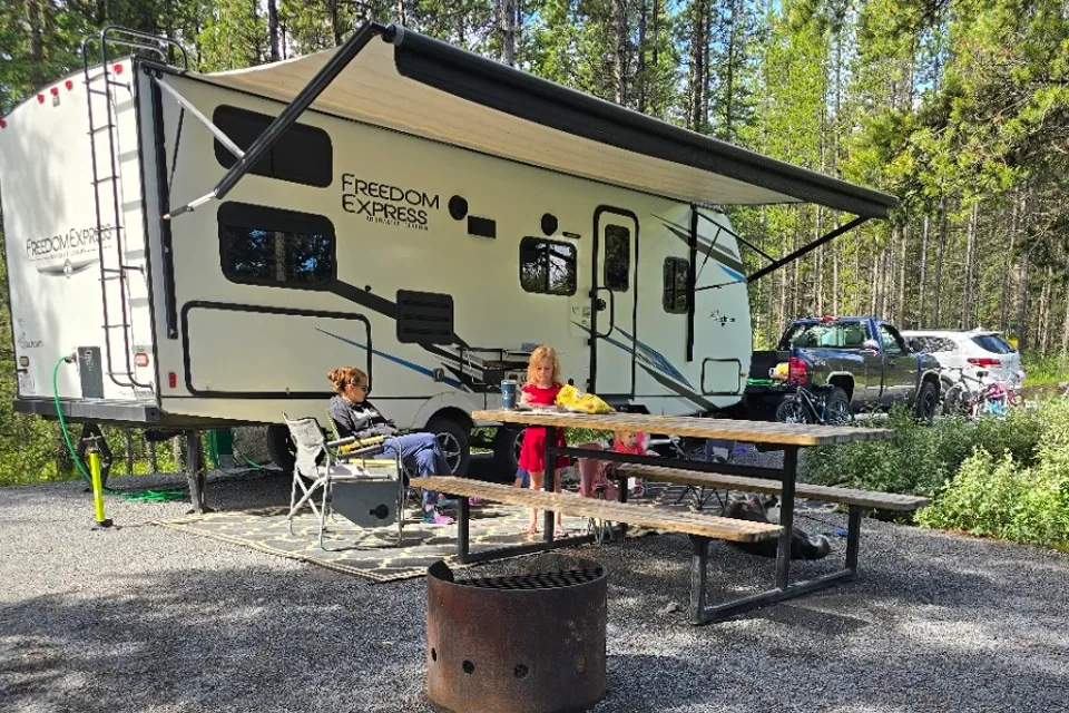 2022 Coachmen Freedom Express 257BHS travel trailer With E-bikes!