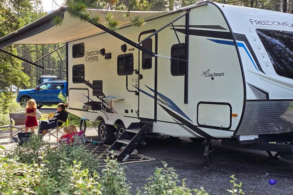 2022 Coachmen Freedom Express 257BHS travel trailer With E-bikes!