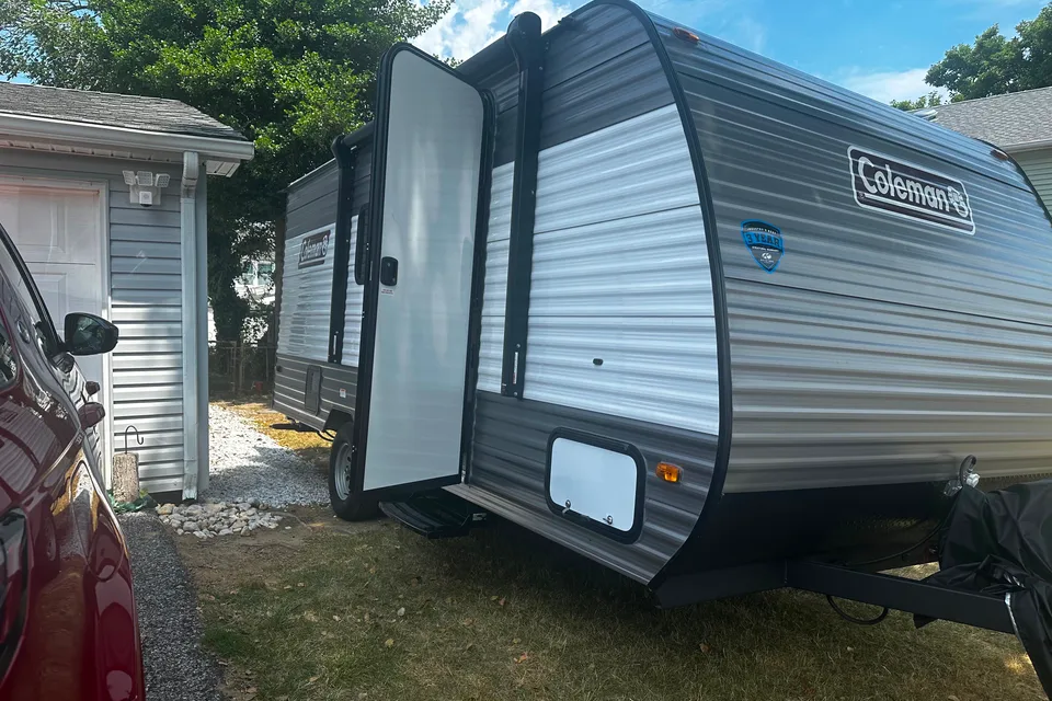 Grace - Coleman Lantern 17B Travel Trailer