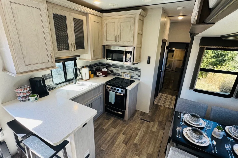 The Cabana Montana - 2021 Montana HC 377FL