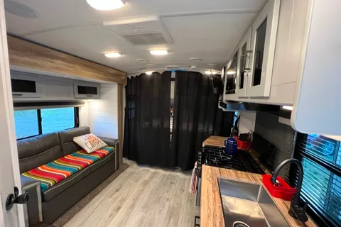 Couple's Getaway - North Trail 21RBSS - DELIVERY ONLY