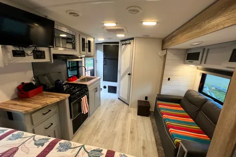 Couple's Getaway - North Trail 21RBSS - DELIVERY ONLY