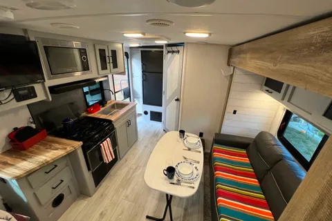Couple's Getaway - North Trail 21RBSS - DELIVERY ONLY