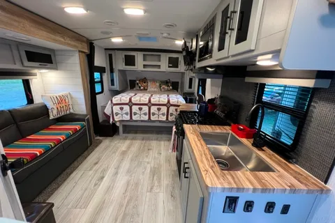 Couple's Getaway - North Trail 21RBSS - DELIVERY ONLY