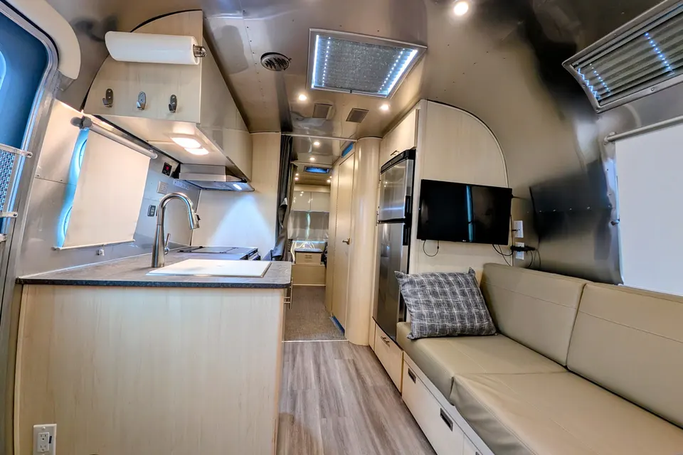 Serguei's Airstream Flying Cloud 25 RB Travel Trailer