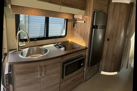 L’aventurier Mercedes-Benz Jayco Melbourne prestige Classe C