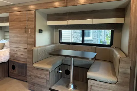 L’aventurier Mercedes-Benz Jayco Melbourne prestige Classe C