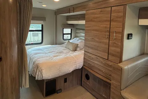 L’aventurier Mercedes-Benz Jayco Melbourne prestige Classe C