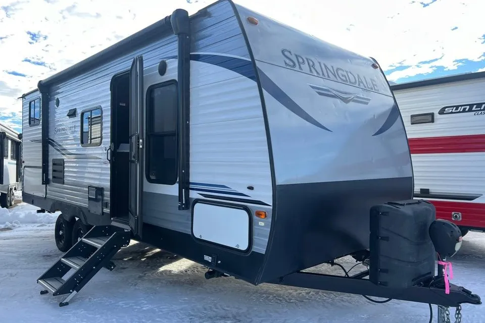 Spacious Springdale Travel Trailer – Perfect for Family Getaways