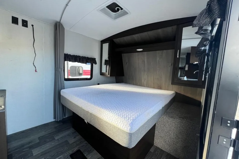 Spacious Springdale Travel Trailer – Perfect for Family Getaways