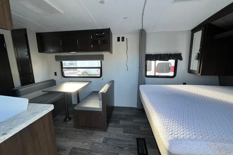 Spacious Springdale Travel Trailer – Perfect for Family Getaways