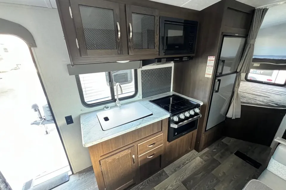 Spacious Springdale Travel Trailer – Perfect for Family Getaways