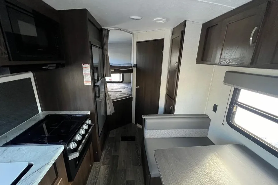 Spacious Springdale Travel Trailer – Perfect for Family Getaways