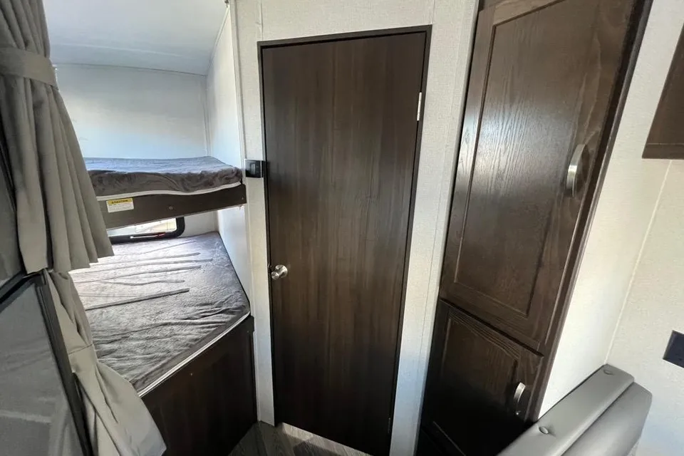 Spacious Springdale Travel Trailer – Perfect for Family Getaways