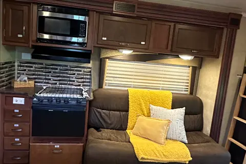 Hank’s Jayco Ford Class C