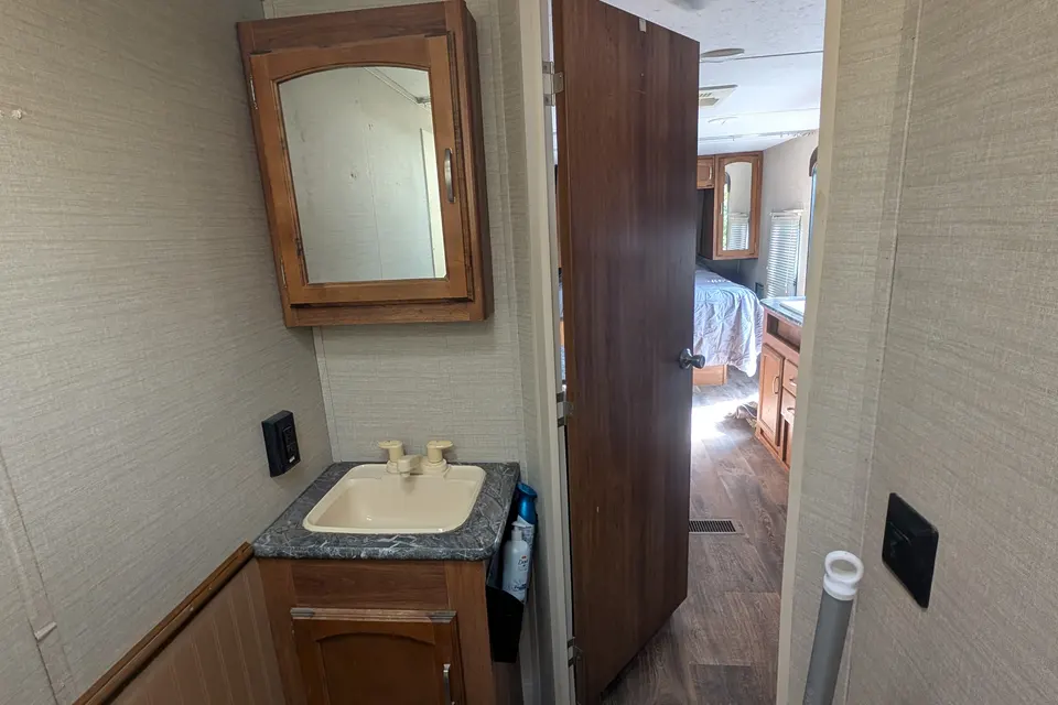 Cozy 26’ Family Travel Trailer | Solar Powered & Off-Grid Ready | Sleeps 8
