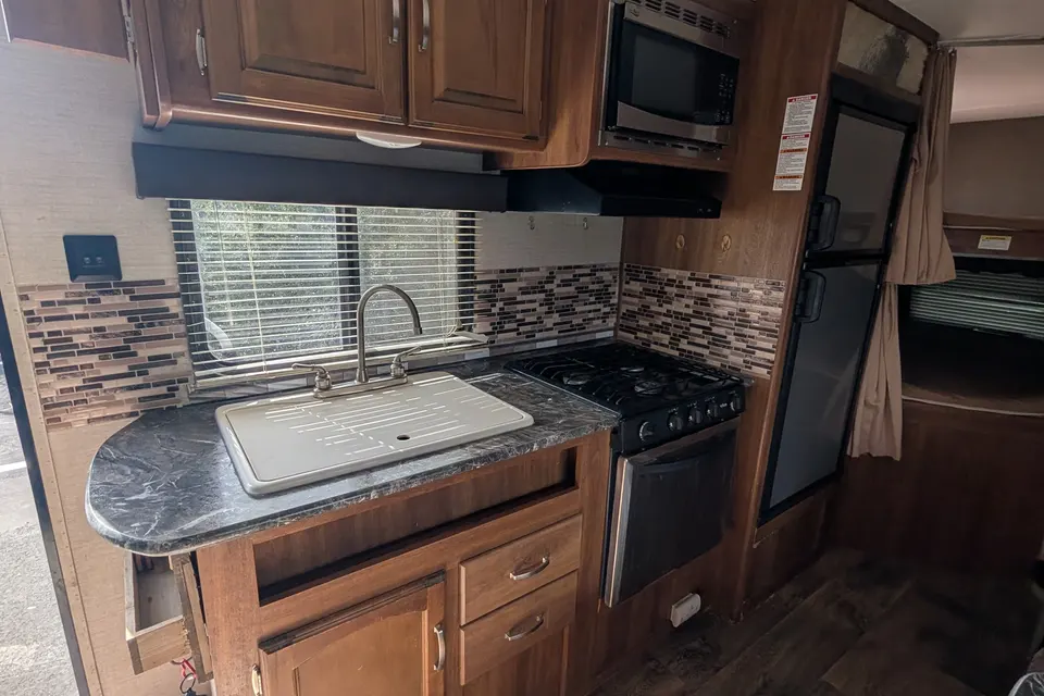 Cozy 26’ Family Travel Trailer | Solar Powered & Off-Grid Ready | Sleeps 8