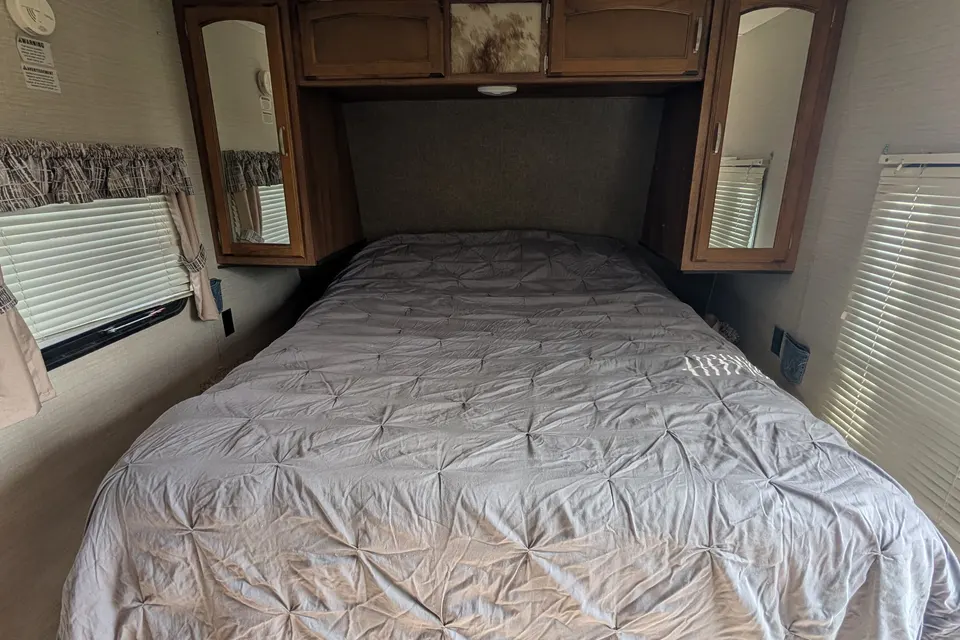 Cozy 26’ Family Travel Trailer | Solar Powered & Off-Grid Ready | Sleeps 8