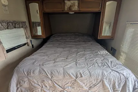 Cozy 26’ Family Travel Trailer | Solar Powered & Off-Grid Ready | Sleeps 8