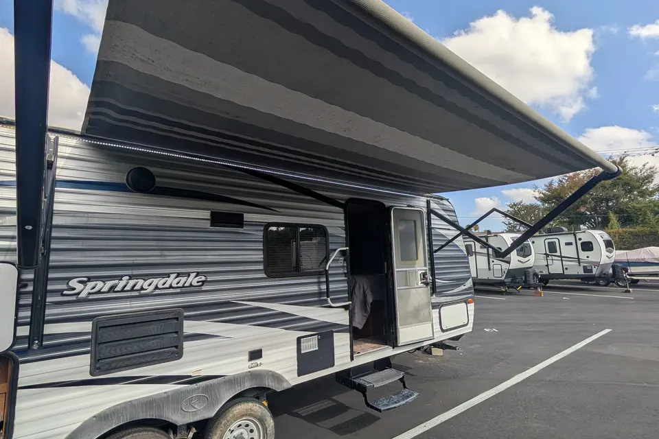 Cozy 26’ Family Travel Trailer | Solar Powered & Off-Grid Ready | Sleeps 8