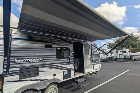 Cozy 26’ Family Travel Trailer | Solar Powered & Off-Grid Ready | Sleeps 8