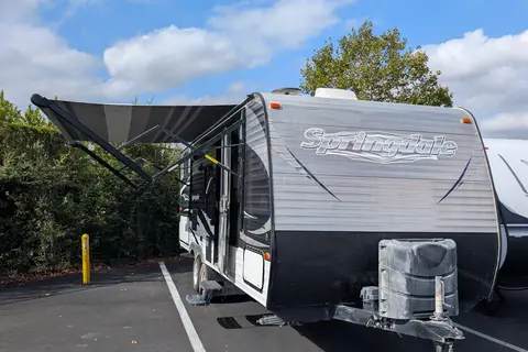 Cozy 26’ Family Travel Trailer | Solar Powered & Off-Grid Ready | Sleeps 8