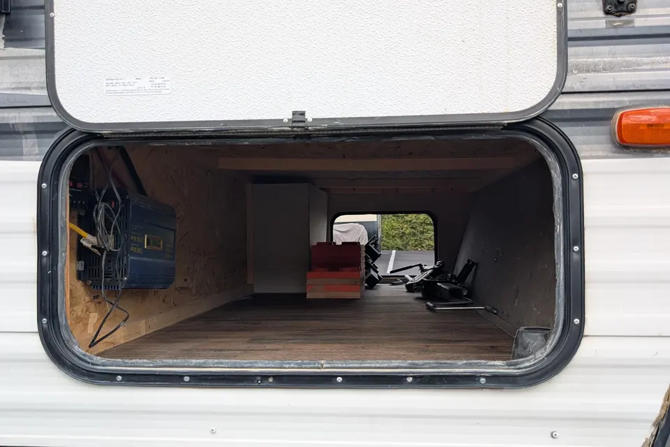 Cozy 26’ Family Travel Trailer | Solar Powered & Off-Grid Ready | Sleeps 8