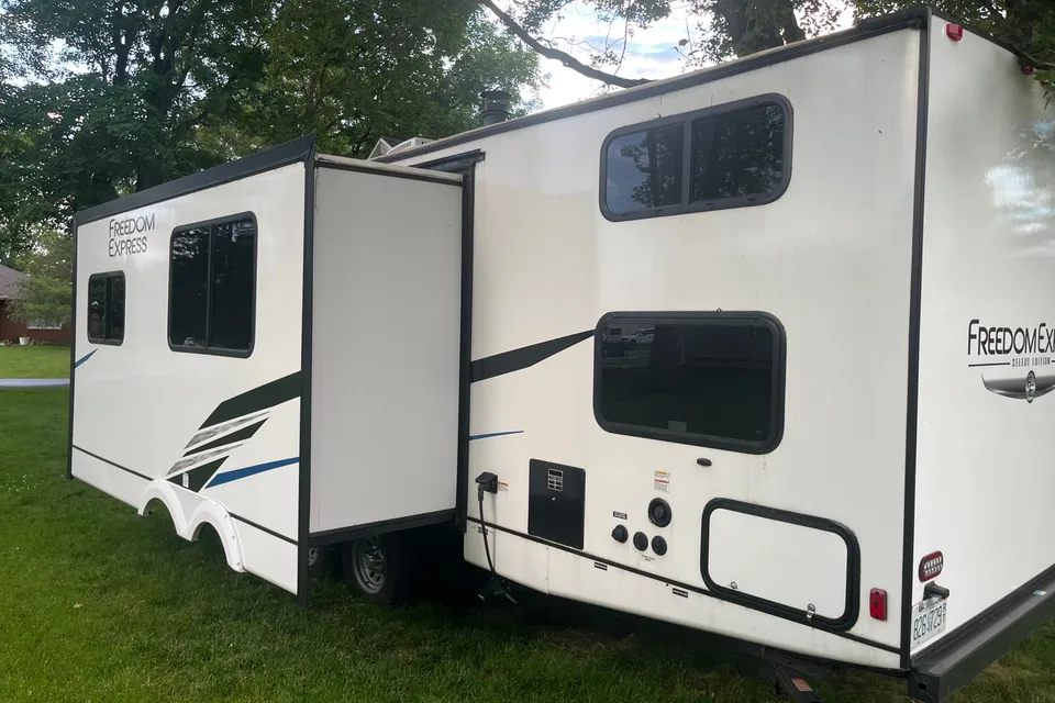 2022 Freedom Express 29SE TT Sleeps up to 10!