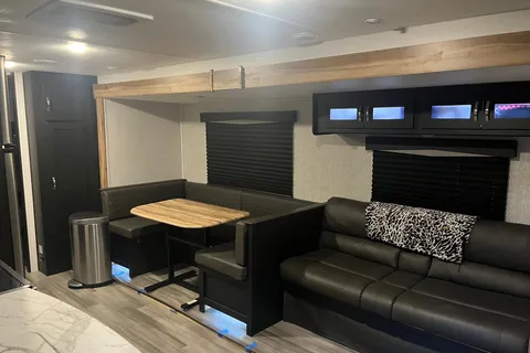 2022 Freedom Express 29SE TT Sleeps up to 10!