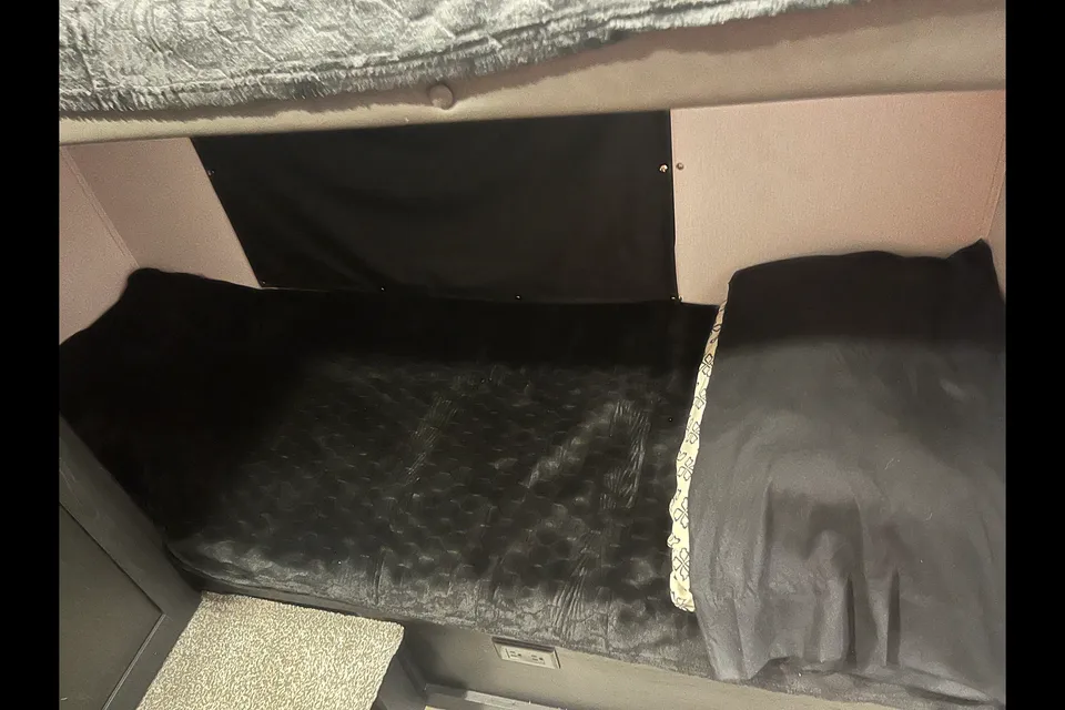 2022 Freedom Express 29SE TT Sleeps up to 10!