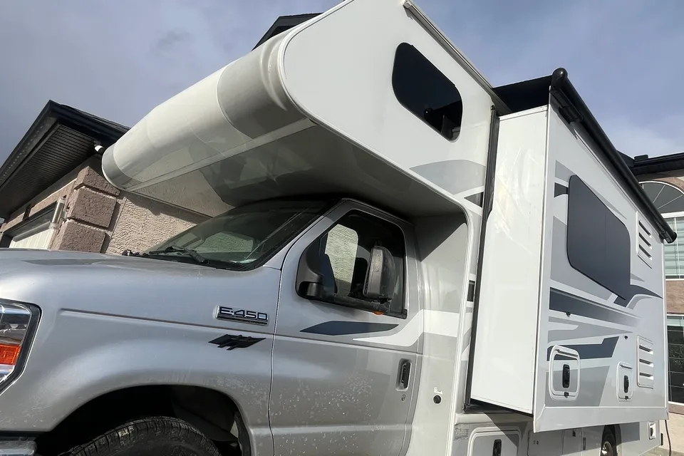 VONG's 2019 Family Ford Adventure 24ds with Slideout Class C