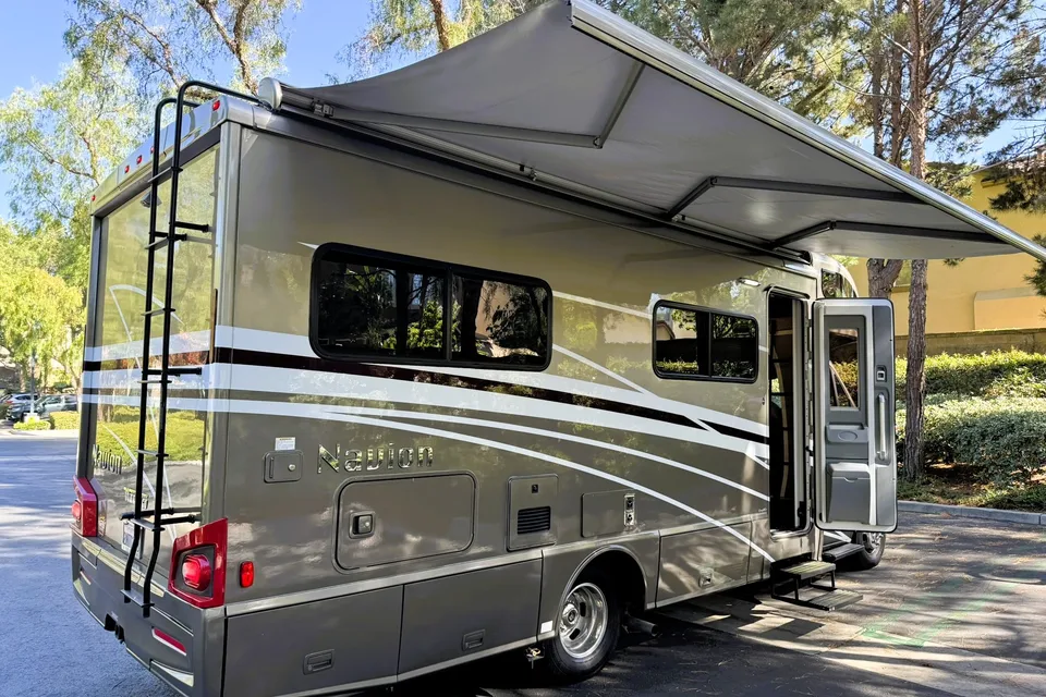 ㉦ Mocha 𝗕𝗲𝗻𝘇 ㉦ Luxury Mercedes • Low Mileage Sprinter •