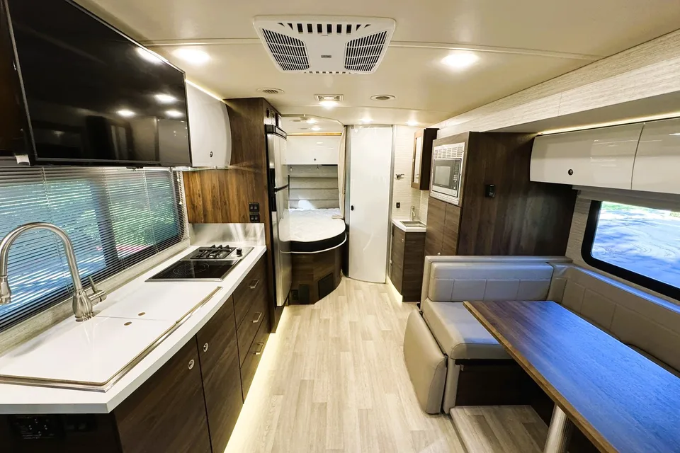㉦ Mocha 𝗕𝗲𝗻𝘇 ㉦ Luxury Mercedes • Low Mileage Sprinter •