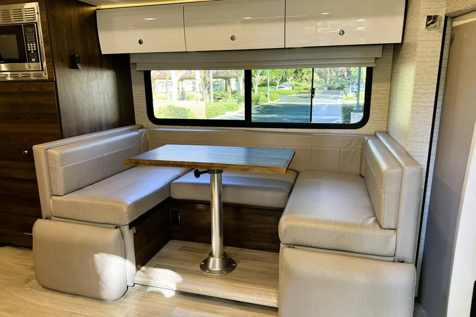 ㉦ Mocha 𝗕𝗲𝗻𝘇 ㉦ Luxury Mercedes • Low Mileage Sprinter •