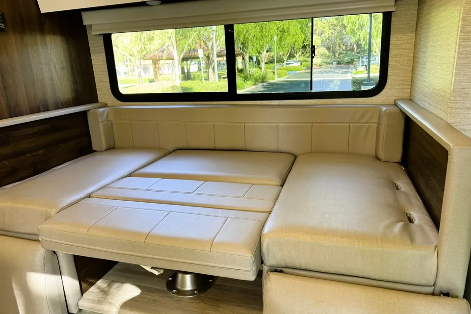 ㉦ Mocha 𝗕𝗲𝗻𝘇 ㉦ Luxury Mercedes • Low Mileage Sprinter •
